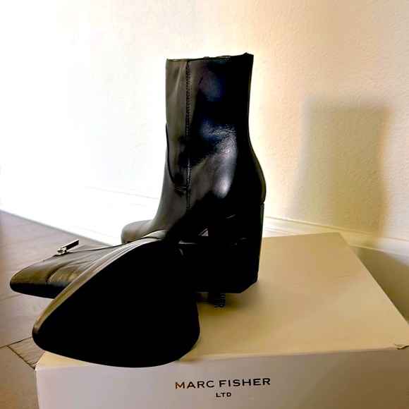 Leather booties by Marc Fisher sleek and lightweight ππ» in original box - Picture 3 of 3